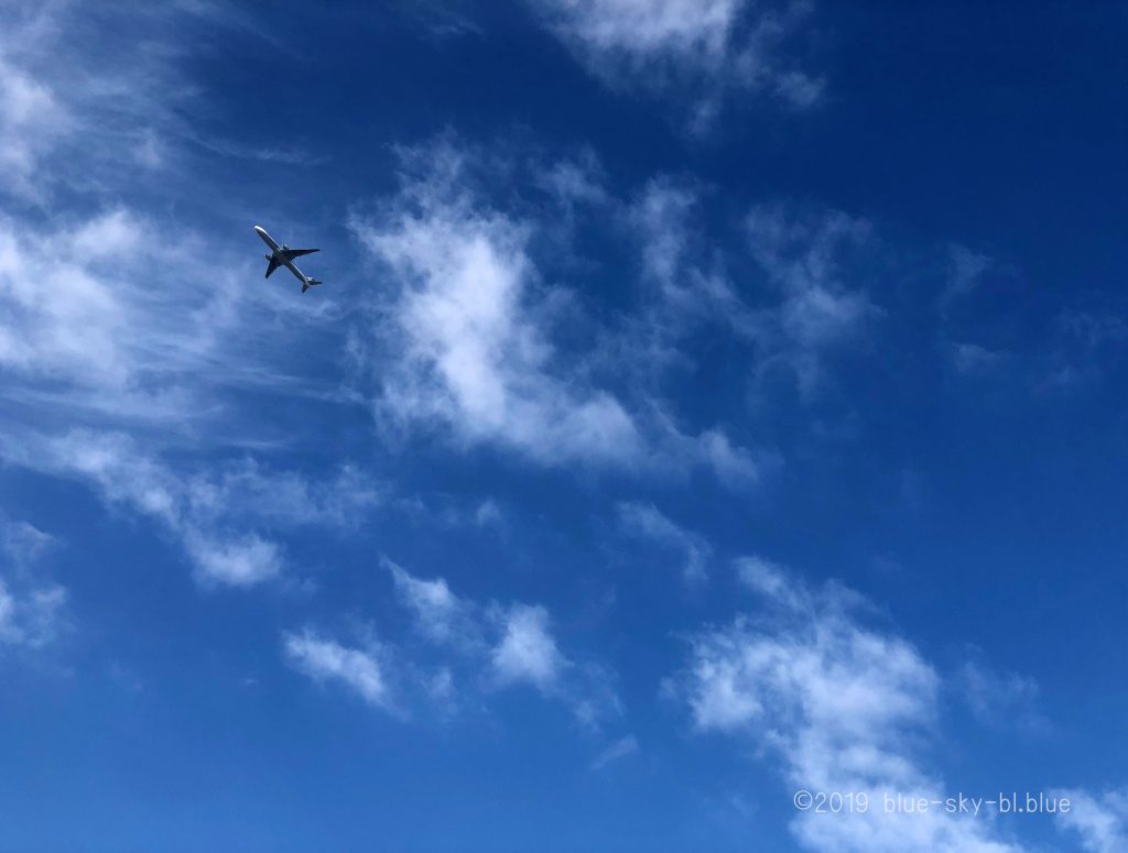 綺麗な空と雲に飛行機が飛んでいる画像 飛行機が出てくる夢 占い